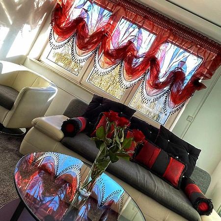 Luxury Red Apartment By Marta رادوم المظهر الخارجي الصورة