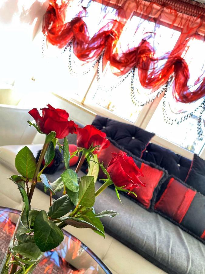 Luxury Red Apartment By Marta رادوم المظهر الخارجي الصورة