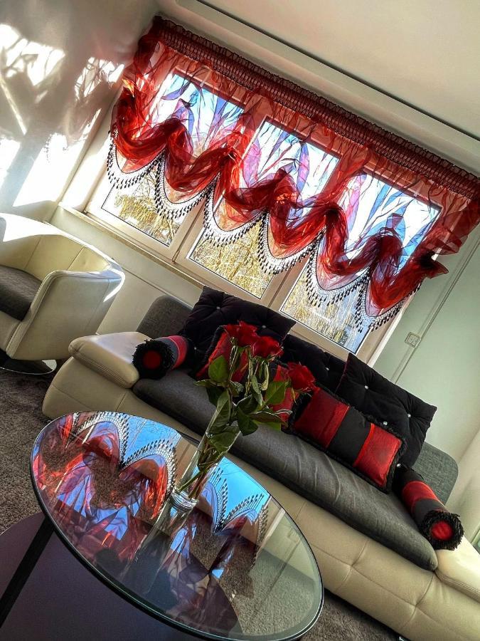 Luxury Red Apartment By Marta رادوم المظهر الخارجي الصورة